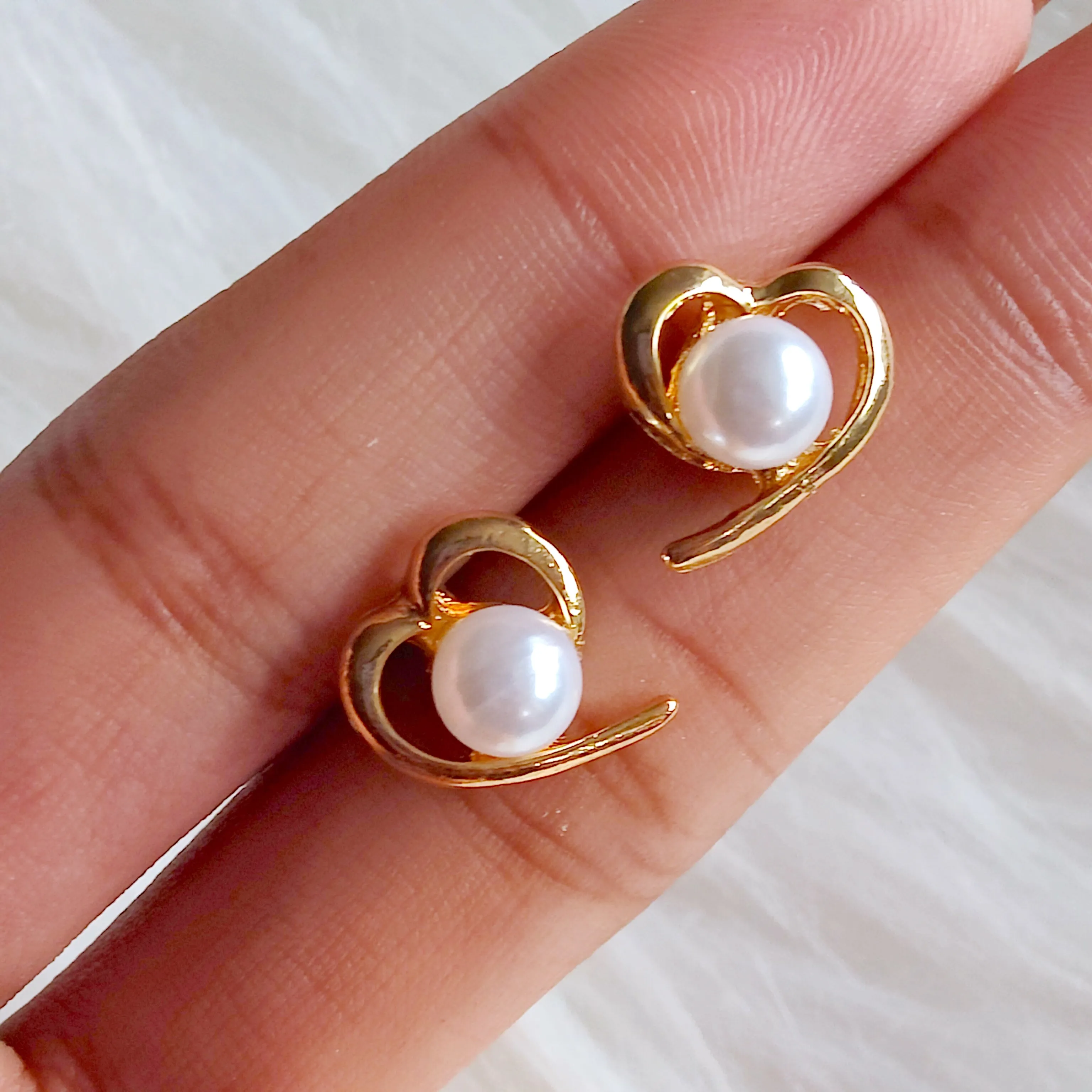 Amara Pearl Studs