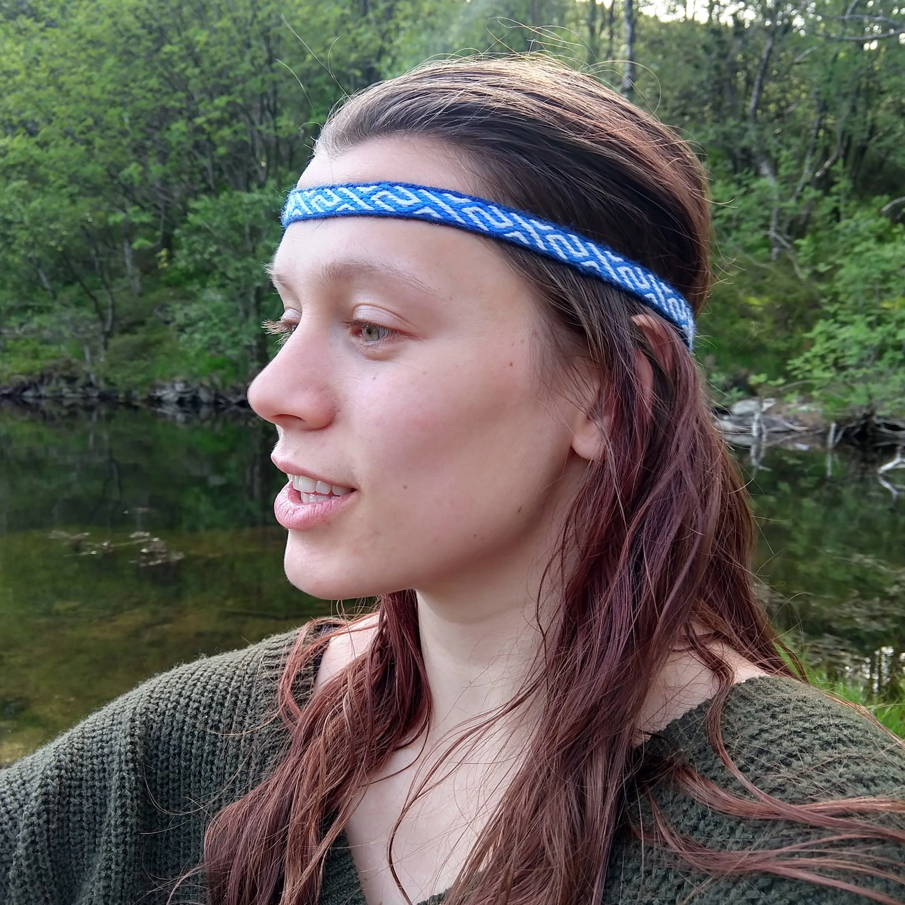 Blue adjustable headband with S Z pattern