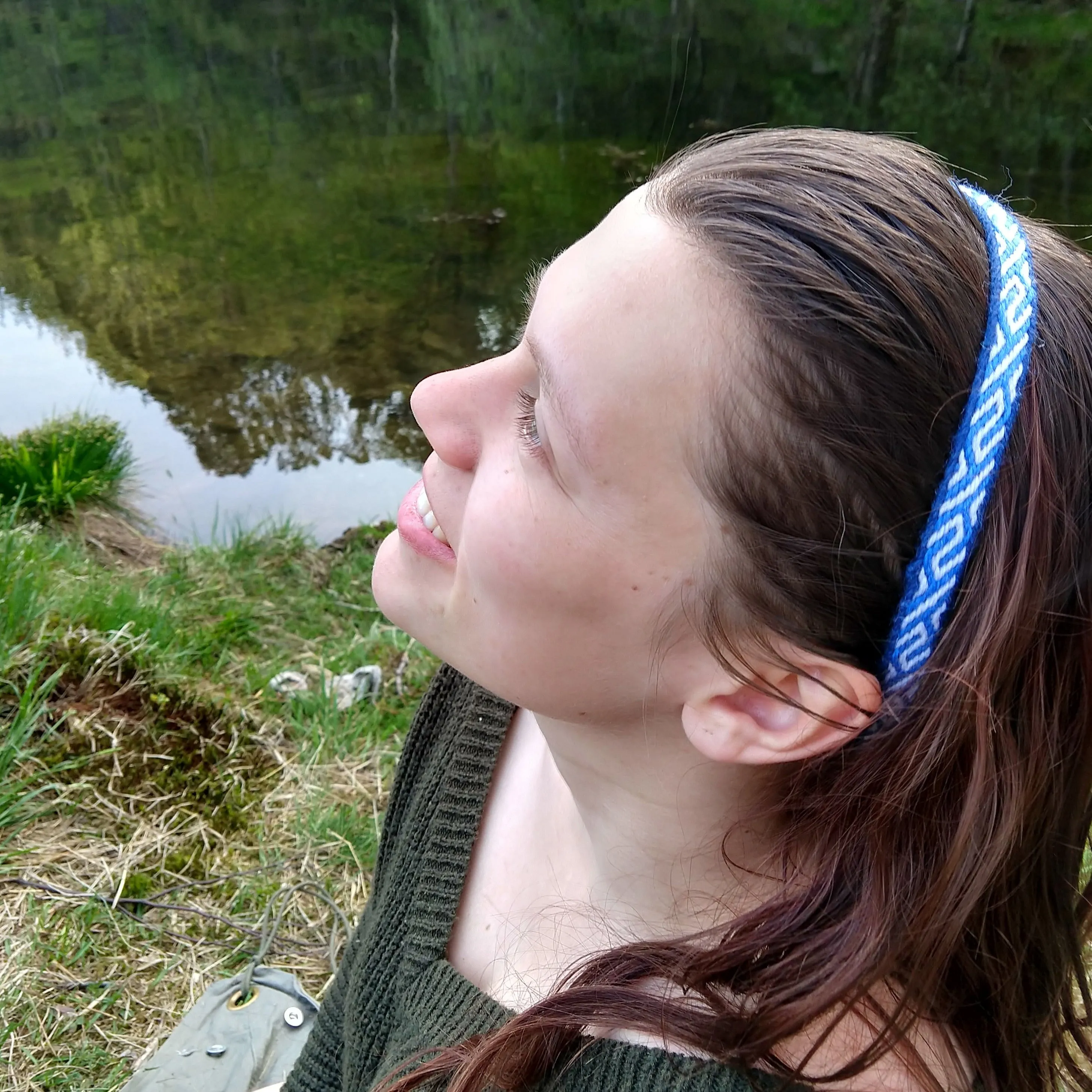 Blue adjustable headband with S Z pattern