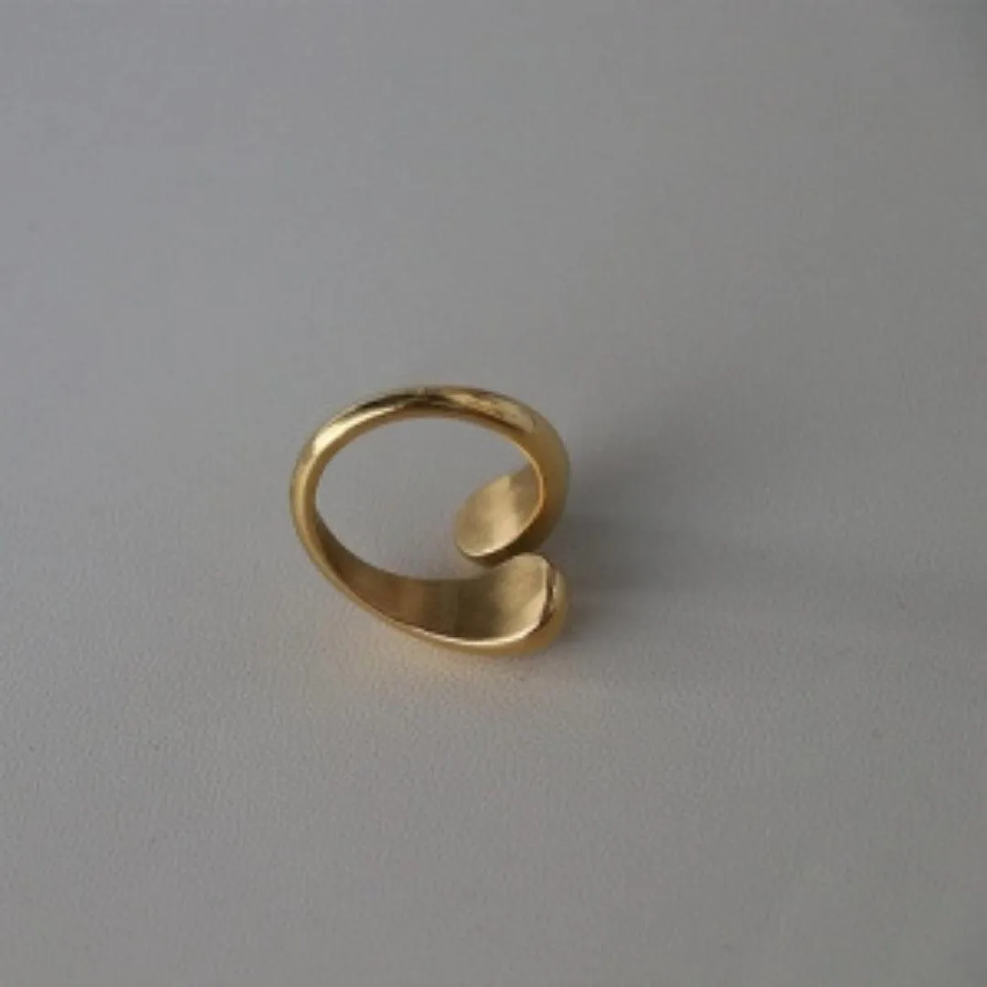 Modern Gold Fluid Ring